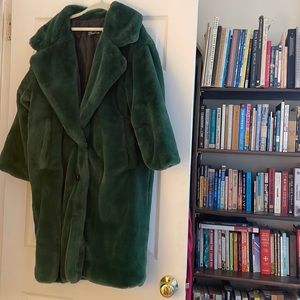 Forest green faux fur teddy coat — like new 💚